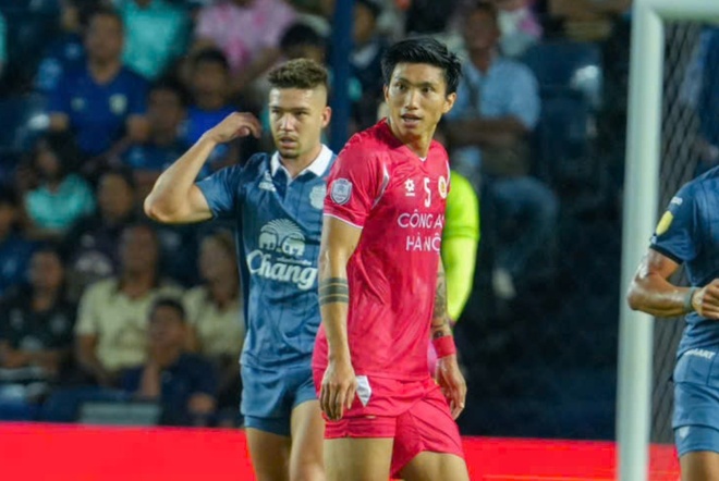 Vừa trở lại sân cỏ, Đoàn Văn Hậu nhận tin sốc 1 Màn tái xuất gây sốt của Văn Hậu | Znews.vn