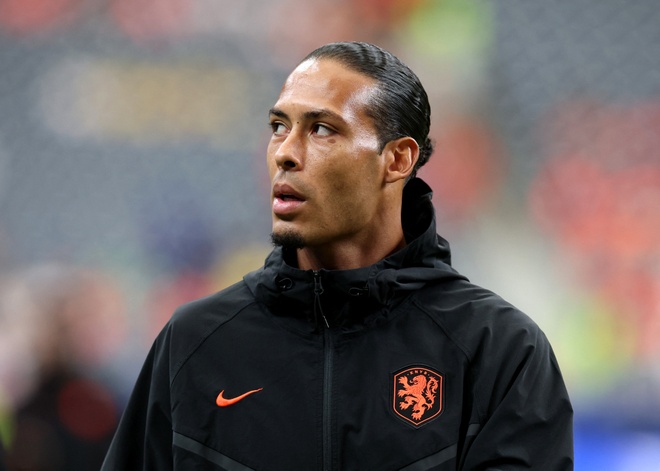 Van Dijk, Koeman bị tố 'phản bội bóng đá Hà Lan'