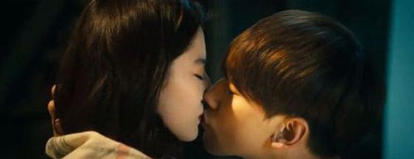 Trong bộ phim mới nhất mang tên Hồng nhan lộ thủy (2015), Lưu Diệc Phi không chỉ hôn Bi-Rain.