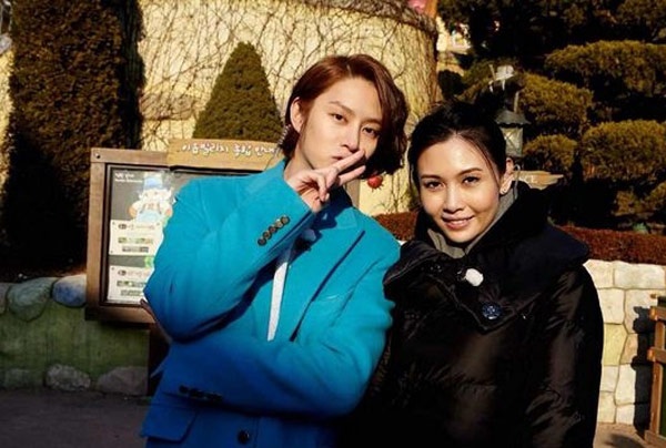 Khi tham gia chương tr&igrave;nh Tr&ecirc;n đường c&oacute; em tr&ecirc;n Đ&agrave;i truyền h&igrave;nh Chiết Giang (Trung Quốc), th&agrave;nh vi&ecirc;n nh&oacute;m nhạc H&agrave;n Quốc Super Junior - Kim Hee Chul tỏ ra l&uacute;ng t&uacute;ng l&uacute;c gặp nữ diễn vi&ecirc;n Hong Kong Khưu Thục Trinh. V&igrave; thời c&ograve;n đi học, anh si m&ecirc; mỹ nh&acirc;n 47 tuổi n&agrave;y, xem tất cả những t&aacute;c phẩm c&ocirc; đ&oacute;ng.