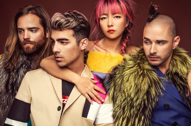 Joe Jonas tung MV tran ngap canh nong anh 1