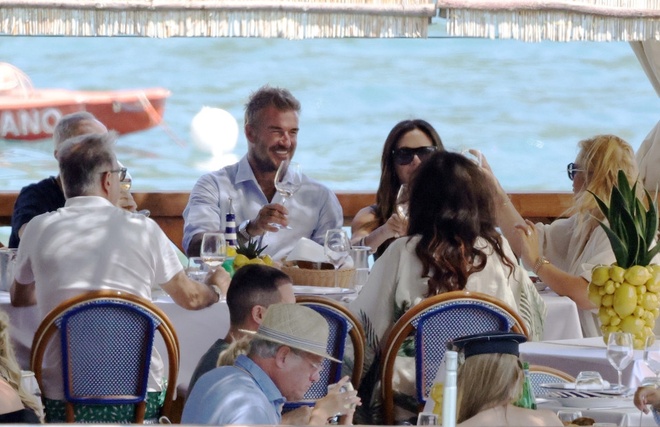 Vợ chồng David Beckham nghỉ dưỡng trên du thuyền 16 triệu bảng Anh