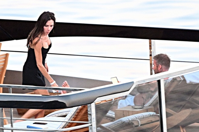 Vợ chồng David Beckham nghỉ dưỡng trên du thuyền 16 triệu bảng Anh