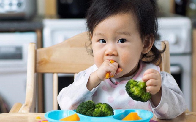 EM BÉ ĂN NHANH VỚI PHẢN XẠ CHỦ ĐỘNG VÀ HỨNG KHỞI
