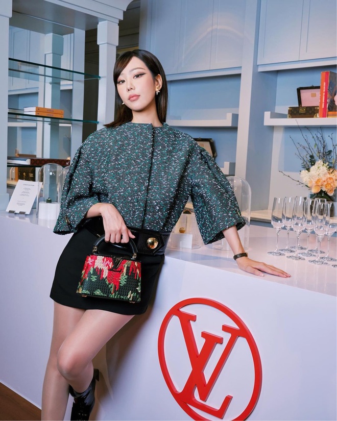 Đầm Louis Vuitton suông cổ Polo họa tiết thêu logo | Váy Đầm