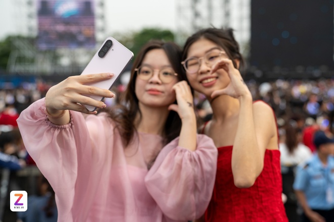 Gen Z cầm trên tay chiếc điện thoại trong suốt chụp ảnh