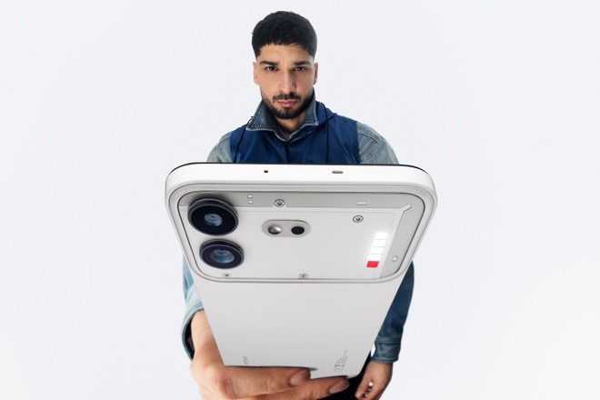 Nothing Phone (4b) lên kệ TGDĐ: Thiết kế trong suốt, dải đèn độc đáo