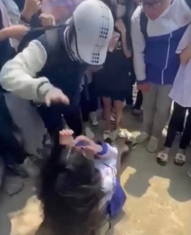 Nu sinh tai Thanh Hoa bi danh hoi dong anh 1