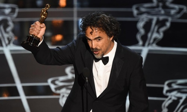 Đạo diễn Alejandro González Iñárritu, tác giả của bộ phim Birdman, với tượng vàng Oscar trên tay.