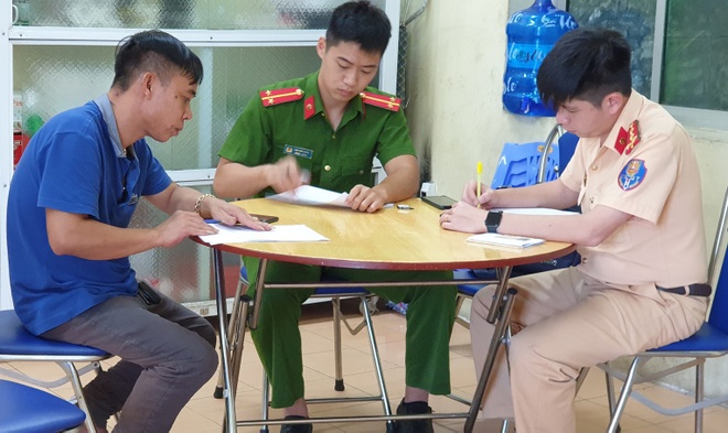 lai xe duoi nhau tren cau Bai Chay anh 1