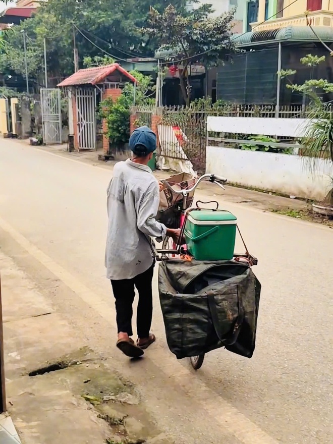 Cha đạp xe đến từng nhà gửi thiệp cưới con gái gây xúc động ...