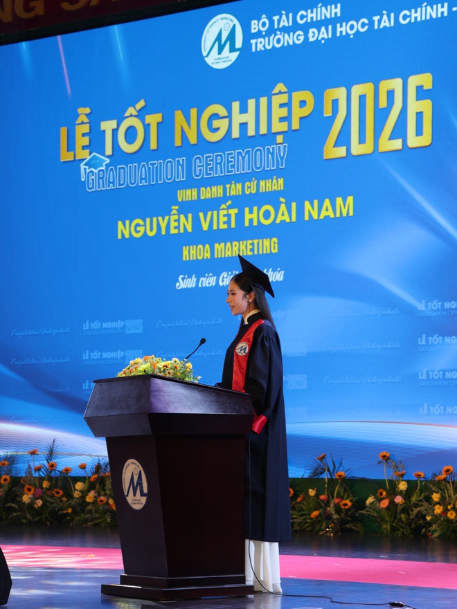 Danh tính cô gái hát ở lễ tốt nghiệp viral khắp mạng xã hội | Znews.vn