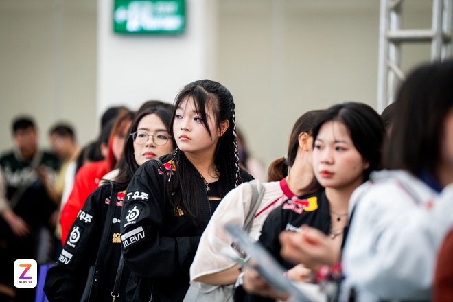 Thousands of female fans waited since morning to meet Faker, T1