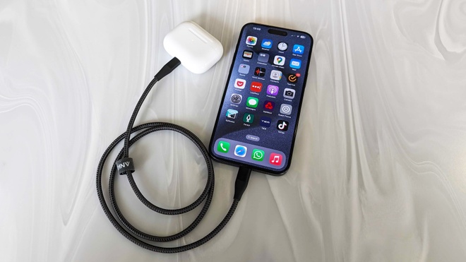 Cong USB-C tren iPhone 15 anh 2