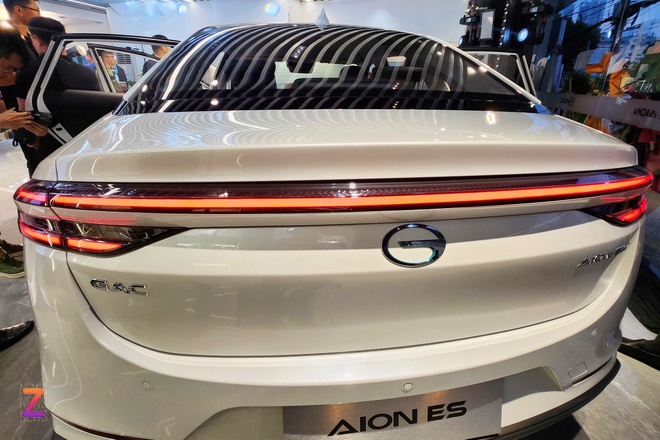 Chi tiết sedan chạy điện Aion ES giá 788 triệu đồng