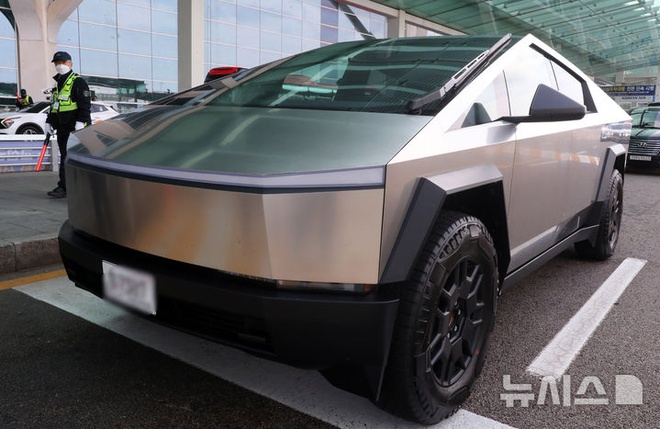 G-Dragon đi Tesla Cybertruck đến sân bay