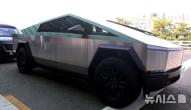 G-Dragon đi Tesla Cybertruck đến sân bay