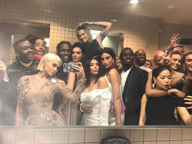 Lệnh cấm nghệ sĩ chụp ảnh selfie, ăn hành tây khi tới Met Gala - Thời trang Sao