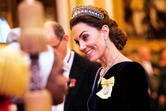 Công nương Kate 4 năm luôn đội một chiếc vương miện kim cương - Thời trang sao