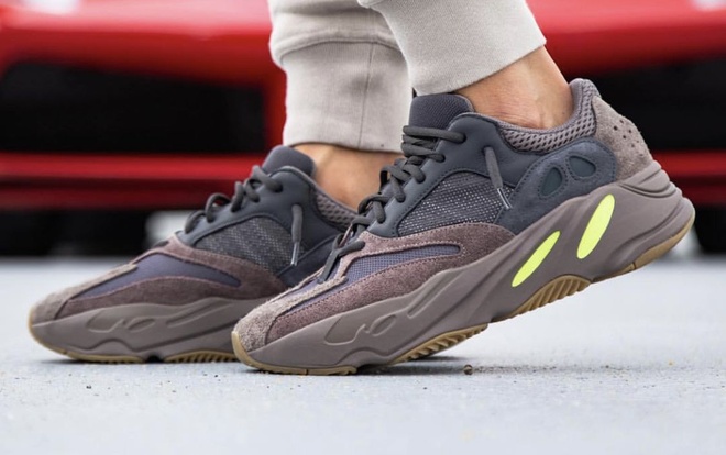 Yeezy 700 sales mauve giá