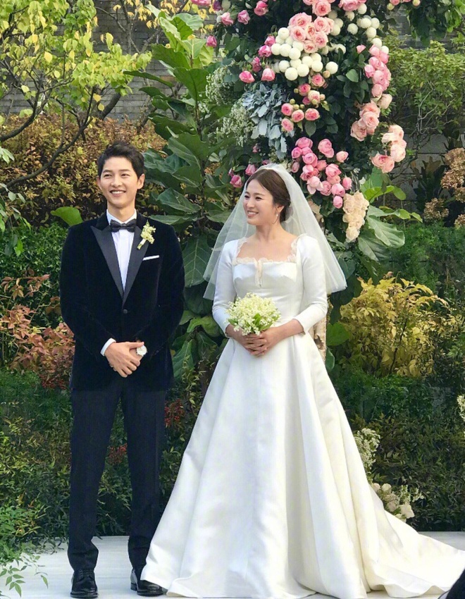 11 bộ váy cưới mang tính biểu tượng của mỹ nhân Hàn: Son Ye Jin chịu chơi,  Park Shin Hye cũng không kém cạnh