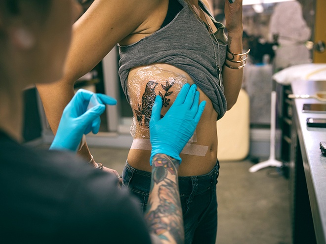 AZONE Tattoo Studio - ‼️XĂM MÌNH THÌ KIÊNG ĂN NHỮNG GÌ?‼️ ▷ ƯU ĐÃI 8/3 DÀNH  CHO CHỊ EM: https://bit.ly/2T84XeC Việc ăn uống sau khi xăm là rất quan  trọng, nếu bạn