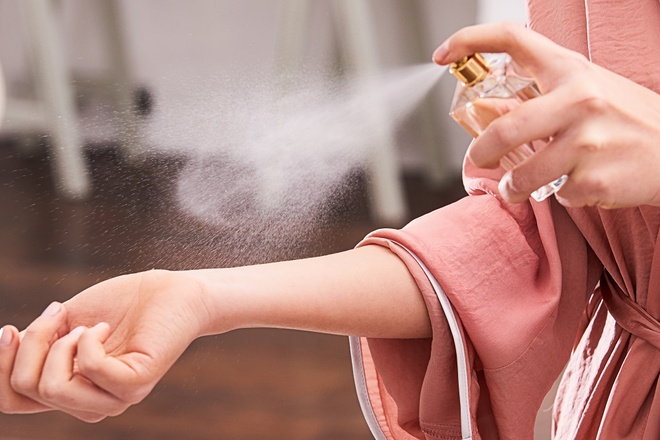 5 vị trí trên cơ thể không nên xịt nước hoa - Làm đẹp