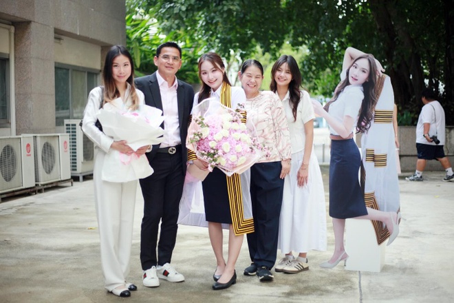 Yalangoch havaskor fotosuratlar Ikki yoqimtoy bir-biri bilan zavqlanishmoqda