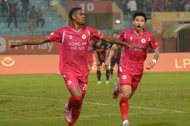 T&acirc;n binh V.League đứt mạch 36 trận bất bại, HLV TBN nổi giận chỉ tr&iacute;ch trọng t&agrave;i sau trận thua CLB CAHN