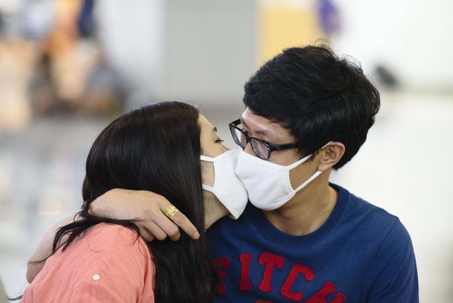 tranh om hon vi virus corona anh 1