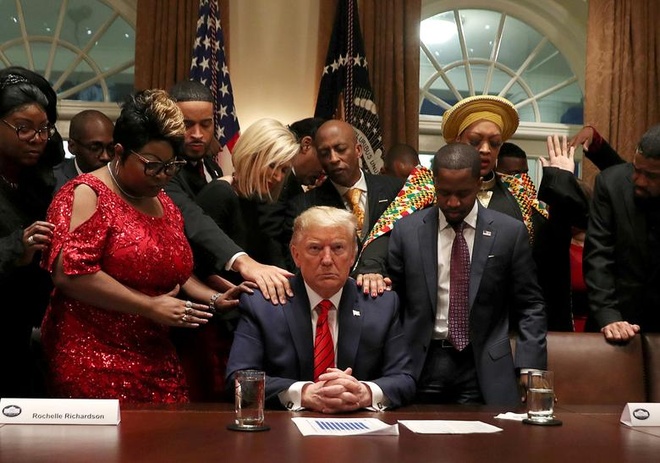Sự thật bức ảnh ông Trump buồn bã khi thất bại trước ông Biden | Znews.vn