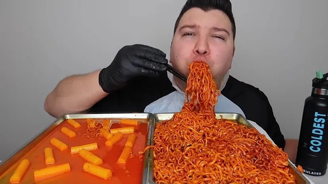 Ngoại hình gây bất ngờ của mukbanger nổi tiếng ăn uống vô độ | Znews.vn