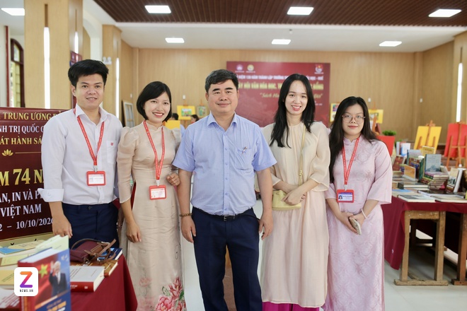 sách ảnh 9
