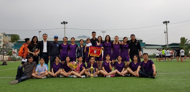 Thu khoa xinh dep voi diem 10 do an anh 3