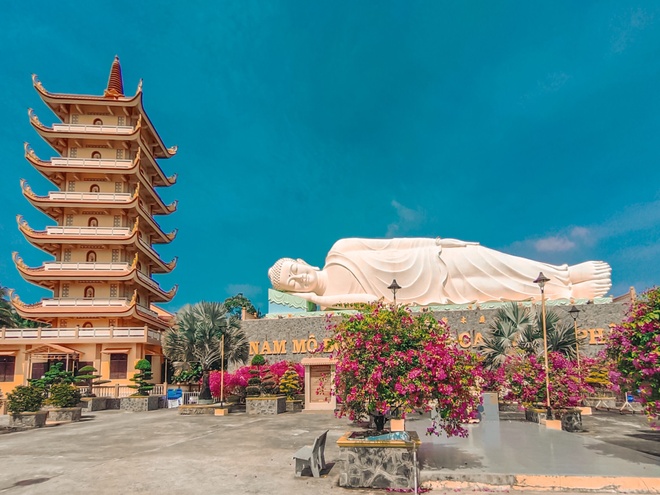 CHÙA VẠN PHƯỚC GIỮA LÒNG BẾN TRE HIỆN RA VỚI NÉT ĐẸP GIẢN DỊ VÀ KHÔNG GIAN TĨNH LẶNG