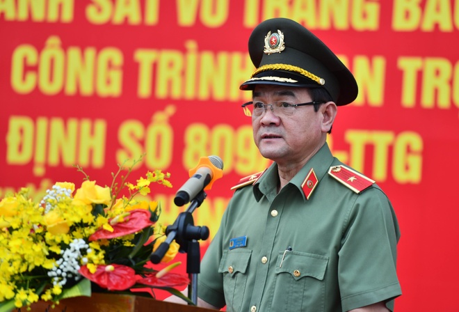 TRƯỞNG AN NINH SÂN BAY TÂN SƠN NHẤT KIỂM TRA CÔNG TÁC BẢO VỆ