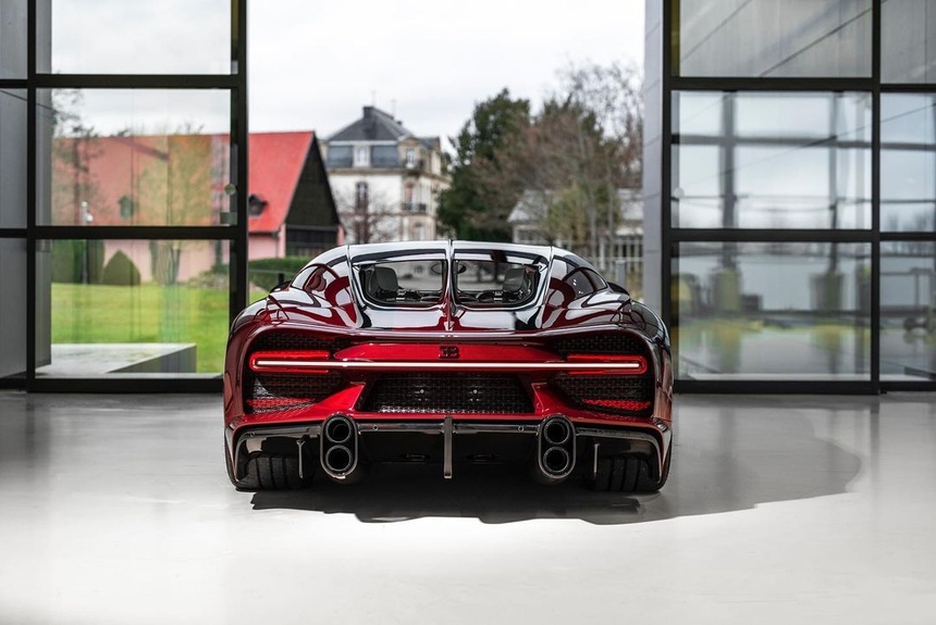 Chiếc Bugatti Chiron Super Sport phiên bản 'Rồng Đỏ' đón Tết