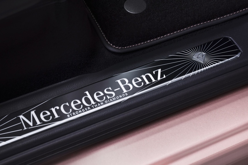 Chiếc Mercedes-Benz G500 đặc đính kim cương mừng lễ Valentine