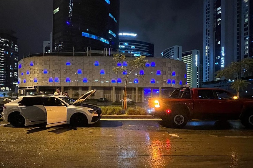 Loạt siêu xe và xe sang chìm trong biển nước tại Dubai
