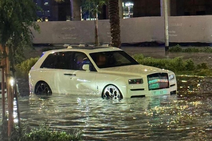 Loạt siêu xe và xe sang chìm trong biển nước tại Dubai