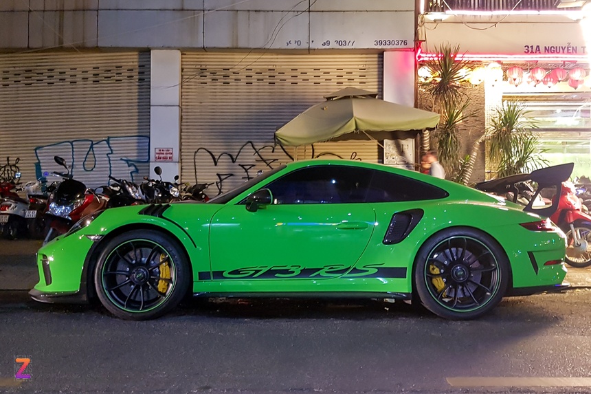 Porsche 911 GT3 RS hơn 16 tỷ đồng tái xuất trên đường phố