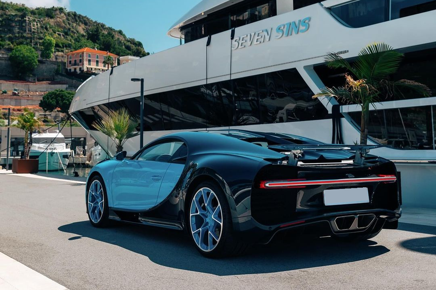 Bugatti Chiron được trưng bày trên du thuyền tại Monaco