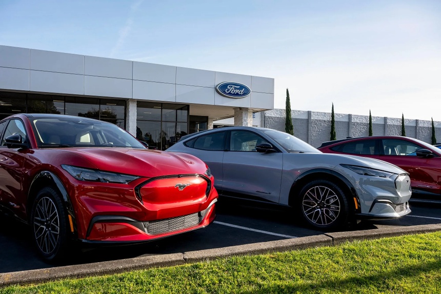 xe dien, ev,  xe xang,  xe hybrid,  hybrid,  ford,  mustang,  mustang mach-e,  f-150,  f-150 lightning,  doanh so,  tut doc,  uu dai thue,  tro cap,  trump,  donald trump anh 4