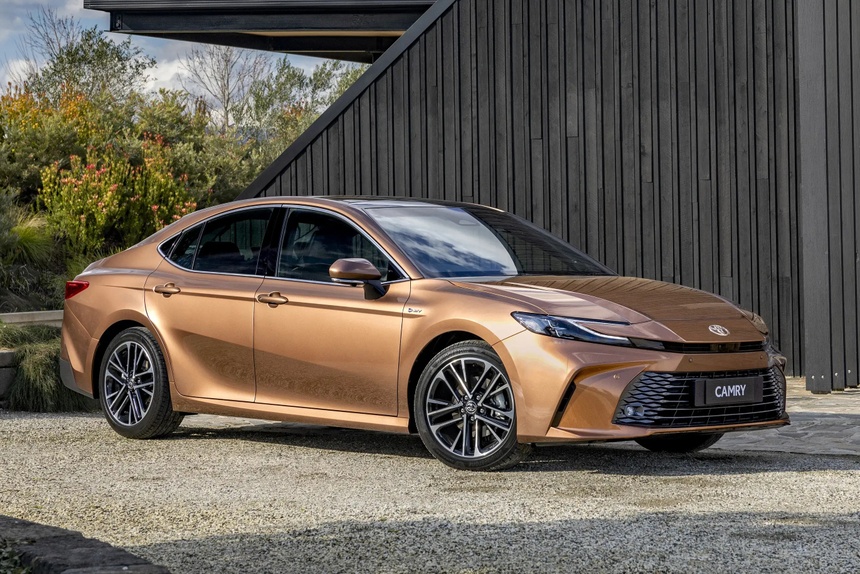 Toyota đặt cược lớn vào hybrid khi ưu đãi xe điện bị thu hẹp