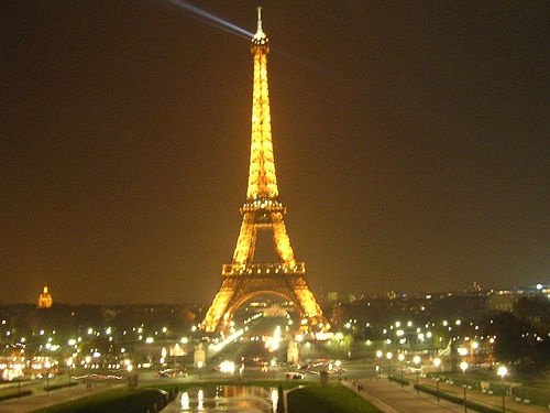 8. Năm 1889, tờ báo Pháp Le Figaro đã trưng bày một máy in trên tầng hai của tháp Eiffel.
