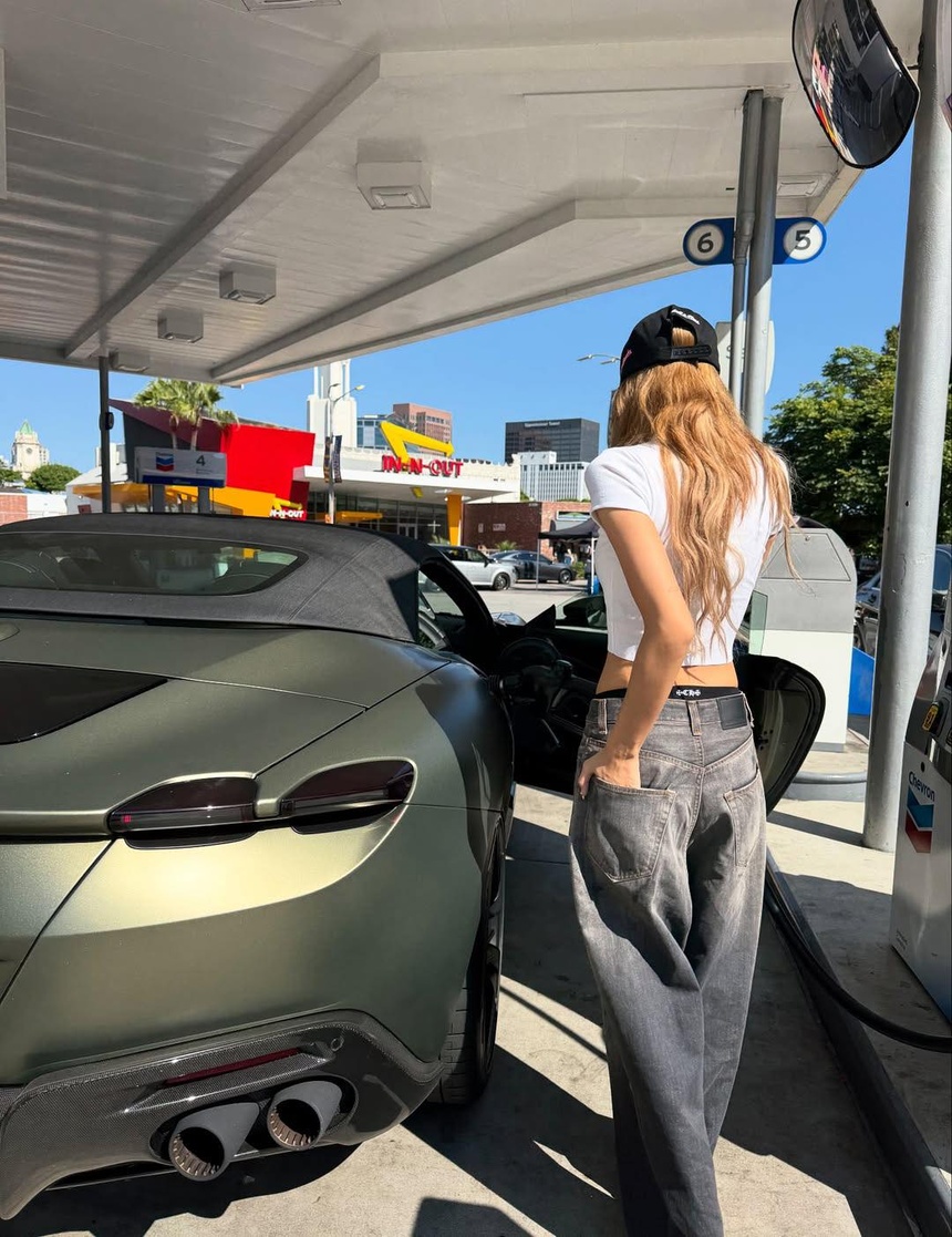 LISA Blackpink mua Ferrari anh 5