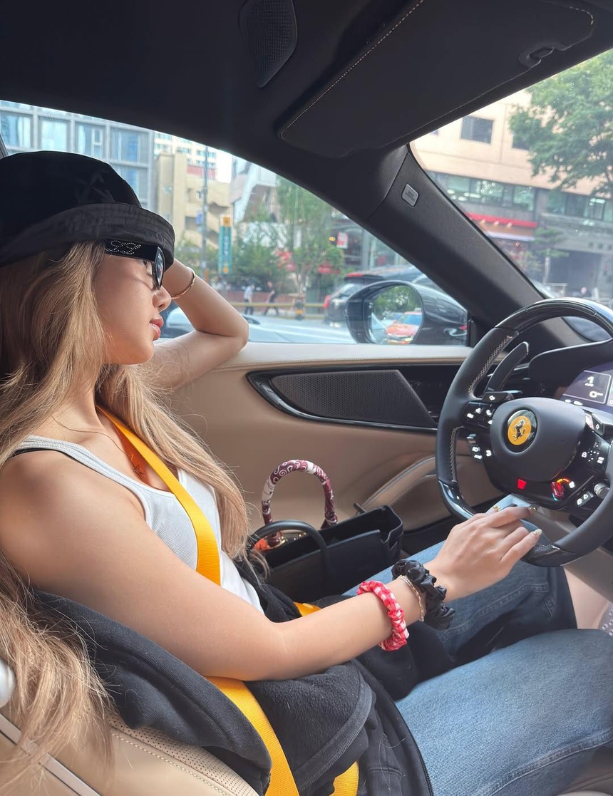LISA Blackpink mua Ferrari anh 4