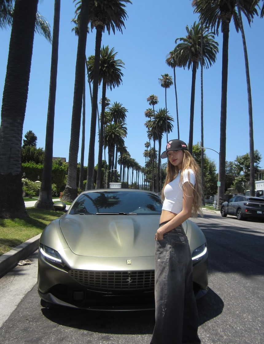 LISA Blackpink mua Ferrari anh 1