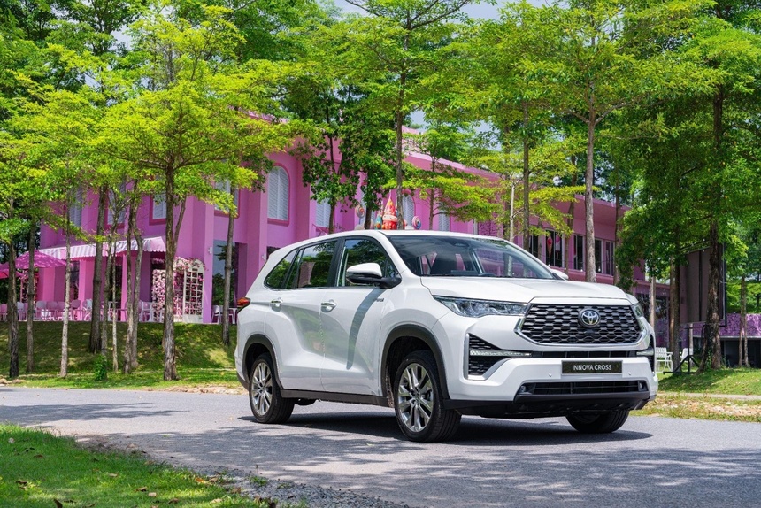 Mitsubishi Destinator,  Toyota Innova Cross,  xe gam cao anh 2