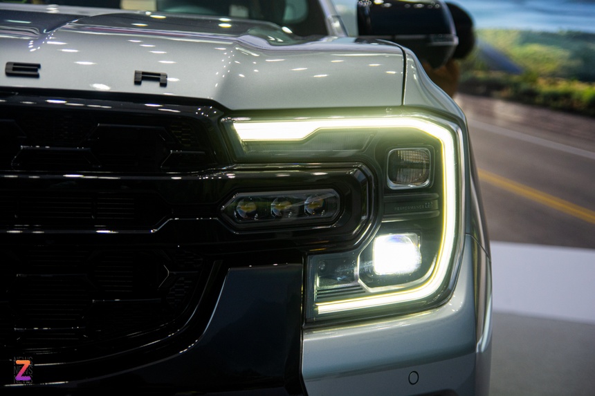 Cận cảnh Ford Ranger Stormtrak - lắp sẵn nhiều phụ kiện, giá trên 1 tỷ